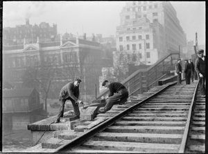 Rozbiórka mostu Waterloo, City of Westminster, Greater London Authority, 1936. autorstwa Charles William Prickett