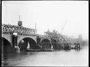 Rozbiórka mostu Waterloo, City of Westminster, Greater London Authority, 1936. autorstwa Charles William Prickett