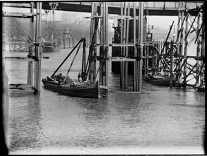Rozbiórka mostu Waterloo, Lambeth, Greater London Authority, 1936. autorstwa Charles William Prickett