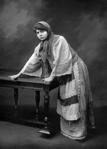 Francuska aktorka Jane Rosni-Derys jako Sonia Randzew w sztuce „Les Revoltes”, Paryż, fot. Cheri Rousseau i Glauth z francuskiej gazety „Le teatr”, grudzień 1908