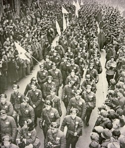 Chiński korpus medyczny opuszcza Szanghaj do Korei w 1951 r. (zdjęcie czarno-białe) autorstwa Chinese Photographer