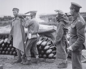 Chińska jednostka przechowuje bomby lotnicze w składzie amunicji we Francji autorstwa Chinese Photographer