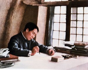 Mao pisze swoją pracę „Z przedłużającej się wojny” w jaskini w Yenan autorstwa Chinese Photographer