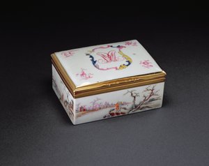 Tabakierka z monogramem, okres Qianlong (1736-95) ok. 1750 (porcelana)