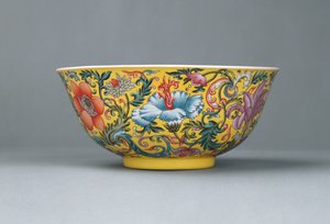Dobra famille miska na żółto mieloną różę, 1821-1850 autorstwa Chinese School