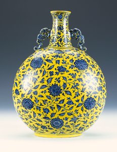 Podszkliwna niebiesko-żółta emaliowana kolba księżycowa z wzorem piwonii i lotosu, ok. 1723-1735 autorstwa Chinese School