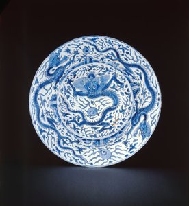 Niebiesko-białe naczynie malowane smokami, Wanli lub Chongzheng, 1600-35 (porcelana)