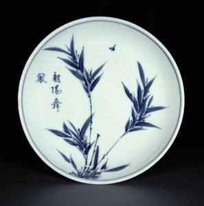 Niebiesko-biały spodek kosometsuke malowany bambusem i kaligrafią, znak i okres Tianqi, 1621-27 (porcelana) autorstwa Chinese School