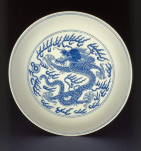 Niebiesko-biała porcelana malowana ze smokiem, znak Qianlong i okres, 1736-1795 (porcelana)