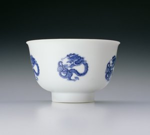 Miska ozdobiona smoczymi kółkami, znakiem Kangxi i okresem 1662-1722 (porcelana z niebieską podszkliwną glazurą) (patrz także 142285)
