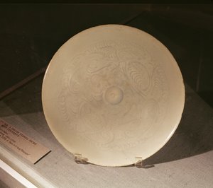 Miska z żłobioną dekoracją roślinną, z Nanchang, prowincja Jiangxi, dynastia Sung, XII-XIII w. (porcelana)