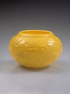 Rzeźbiona misa, okres Qianlong (1736-95) (kolorowe szkło) (patrz również 272125)