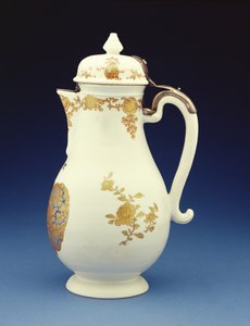 Dzbanek do kawy w formie miśnieńskiej zdobiony głównie złoceniami z herbami Gustava Gabriela Loodha, okres Qianlong (1736-95) (porcelana) (widok z boku z 210133)