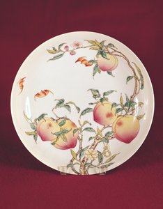Famille talerz różany zdobiony wzorem moreli, dynastia Qing (porcelana)