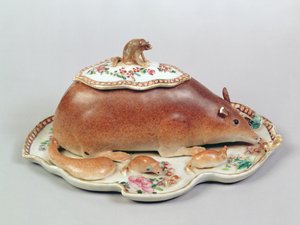 Famille waza z sosem różanym i pokrywka wzorowana na wiewiórce, okres Chien Lung (1736-95) (ceramika)
