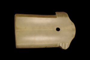 Fragment toporka sztyletowego (ge) późnego Shanga do wczesnej zachodniej dynastii Zhou, XII-X w. p.n.e. (nefryt)
