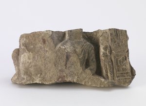 Fragment przedstawiający tors siedzącego Buddy, stojącego Bodhisattwę i dwa kartusze z przodu, ok.500