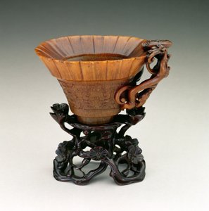 Kubek Libacji, okres Qianlong 1736-95, dynastia Ching, chińska, połowa XVII wieku (rzeźbiony róg nosorożca) (zob. 142638, 142654-5)