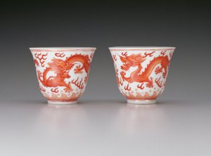 Para kubków na wino, przedstawiająca smoki o pięciu pazurach w pogoni za płonącymi perłami, znak Guangxu i okres 1875-1908, chiński (porcelana z żelazno-czerwoną dekoracją)