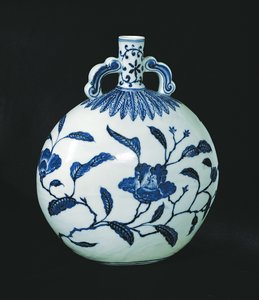 Pielgrzymi niebiesko-biała tykwa z dekoracjami kwiatowymi, ok. 1403-24 (ceramika) autorstwa Chinese School