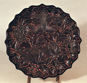 Talerz z motywami roślinnymi i dwoma ptakami, dynastia Yuan (1271-1368) (lakierowane drewno)