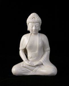 Siedzący Budda, prowincja Fujian, dynastia Ming lub Qing (ceramika)