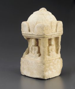 Mała stupa, kopulasty dach i buddyjskie postacie zajmujące wnęki na wszystkich 4 ścianach, kwadratowy cokół, Okres podziału, 557-581 autorstwa Chinese School