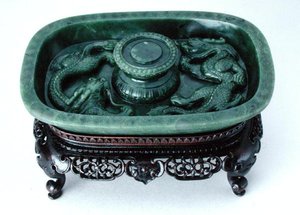 Cesarski stojak na kubek, Qianlong (kamień i drewno) (patrz także 193853)