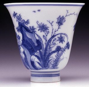 Półmisek ze skorupką jajka, znak Kangxi i okres 1662-1722 (porcelana z niebieską glazurą) (patrz 142559 i spód 142558)