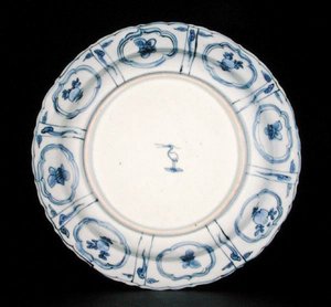 Spód niebiesko-białej płyty kraak, znak Czapla, Wanli, 1595-1605 (porcelana) (patrz 205990)