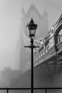 Zamglony Tower Bridge autorstwa Chris Hamilton