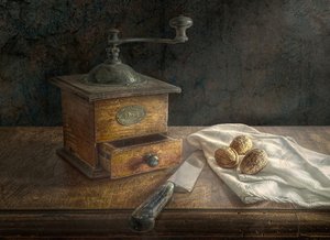 Martwa natura z zabytkowym młynkiem do kawy autorstwa Christian MARCEL