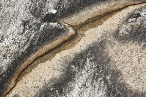 Pęknięcie w zwietrzałym kamieniu autorstwa Christina Sillen