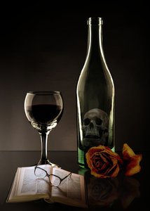 Wino „Czaszka i róża” autorstwa Christine SUISSIA