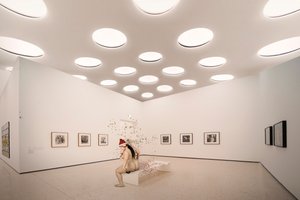 Nagi Mikołaj w galerii sztuki autorstwa Christine von Diepenbroek