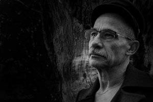 Portret kontemplacyjnego mężczyzny