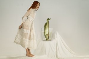 Ciekawska kobieta i ryba autorstwa Christine von Diepenbroek