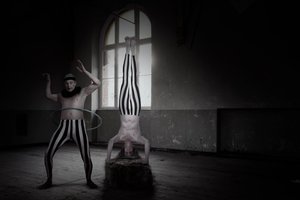 „Dark Circus” – stójka na rękach autorstwa Christine von Diepenbroek