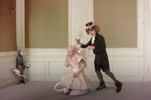 Fantastyczny dramat o herbacianym przyjęciu autorstwa Christine von Diepenbroek