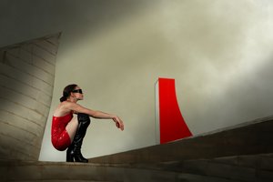 Czerwona sukienka dla nowoczesnej kobiety