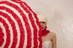 Tajemnicza czerwona parasolka autorstwa Christine von Diepenbroek