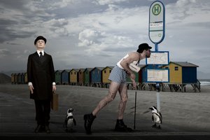 Surrealistyczne pingwiny w autobusie na plaży autorstwa Christine von Diepenbroek