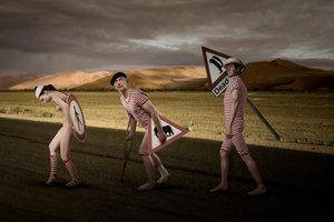 Surrealistyczna podróż przez pustynię autorstwa Christine von Diepenbroek