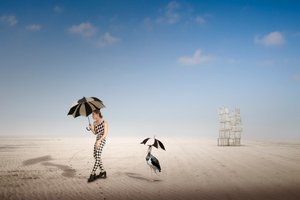 Surrealistyczna wędrówka po pustyni autorstwa Christine von Diepenbroek