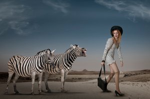 Surrealistyczna scena modowa na pustyni autorstwa Christine von Diepenbroek