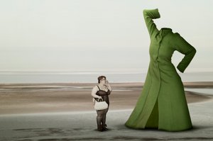 Surrealistyczna plaża z zielonymi płaszczami autorstwa Christine von Diepenbroek
