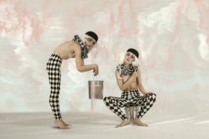 Surrealistyczne postacie arlekinów autorstwa Christine von Diepenbroek
