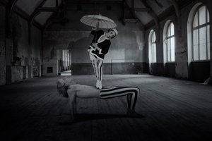 Akrobaci z „Surreal Room” autorstwa Christine von Diepenbroek
