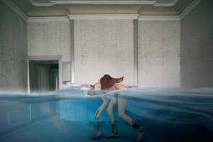 Surrealistyczna kobieta w zalanym pokoju autorstwa Christine von Diepenbroek