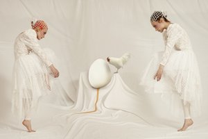 Surrealistyczne kobiety i jajko autorstwa Christine von Diepenbroek